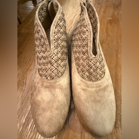 Buckle NO CALL NWT Tan Ankle Booties with Woven Detail perfect w Shorts a dress! - Picture 2 of 7